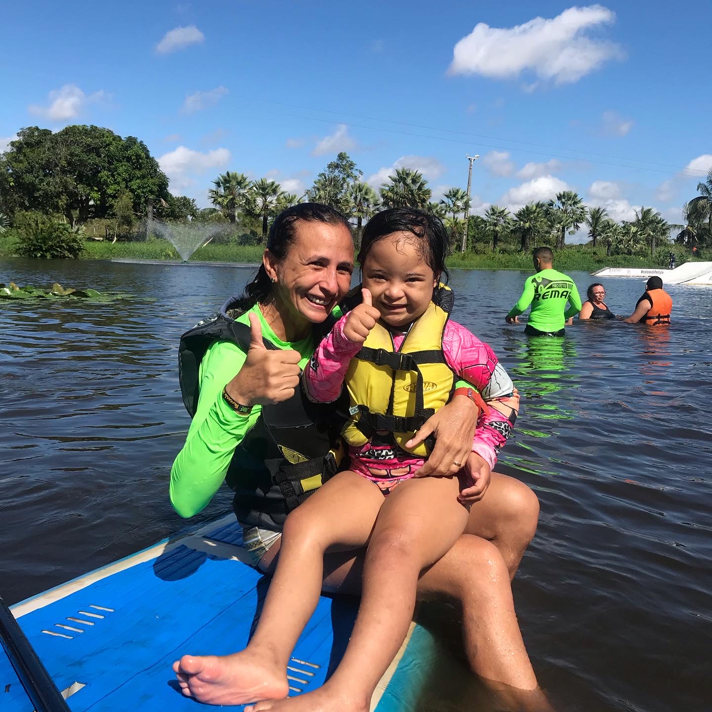 Participante com deficiência em stand up paddle adaptado