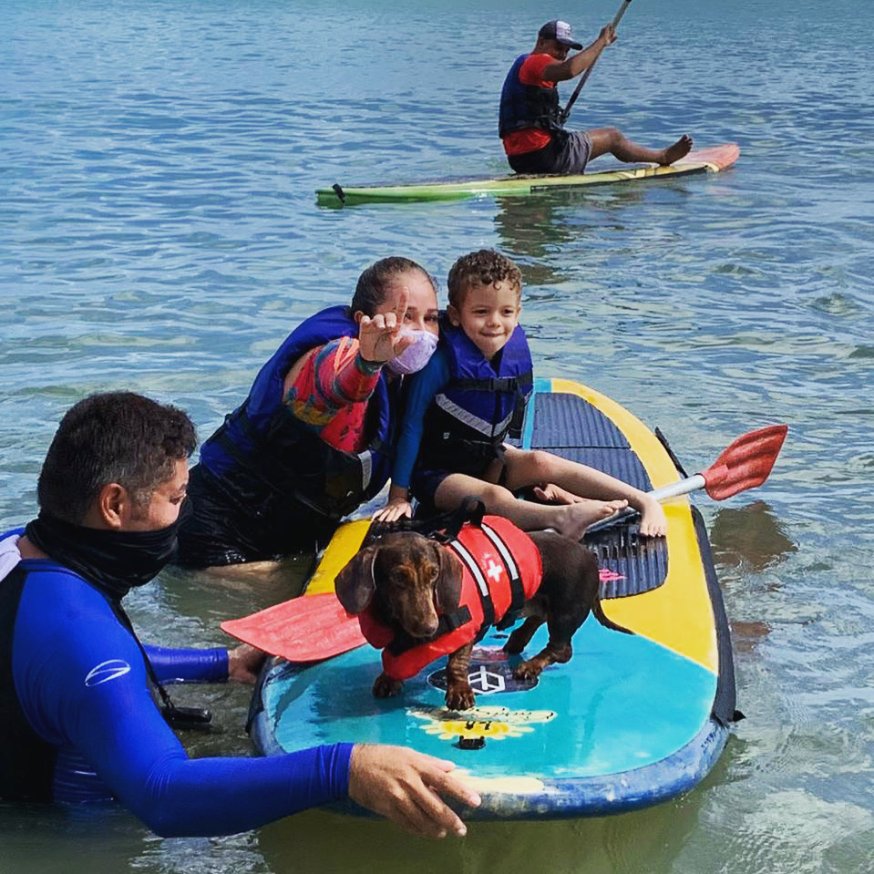 Stand Up Paddle adaptado com participante e voluntário do Projeto Remar