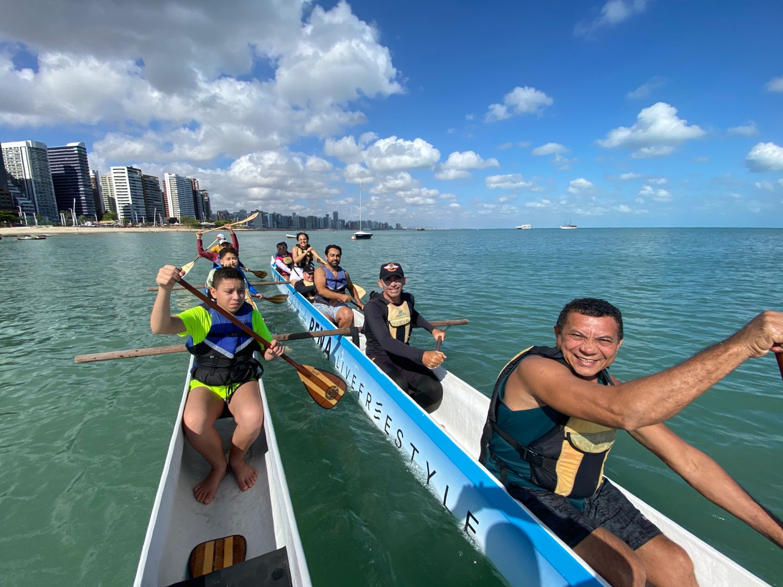 Canoa Havaiana adaptada com participantes e voluntários do Projeto Remar