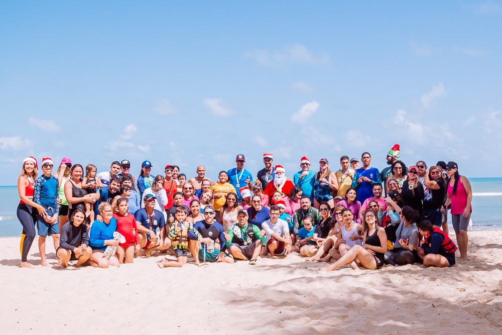 Grupo do Projeto Remar reunido na praia antes de atividade