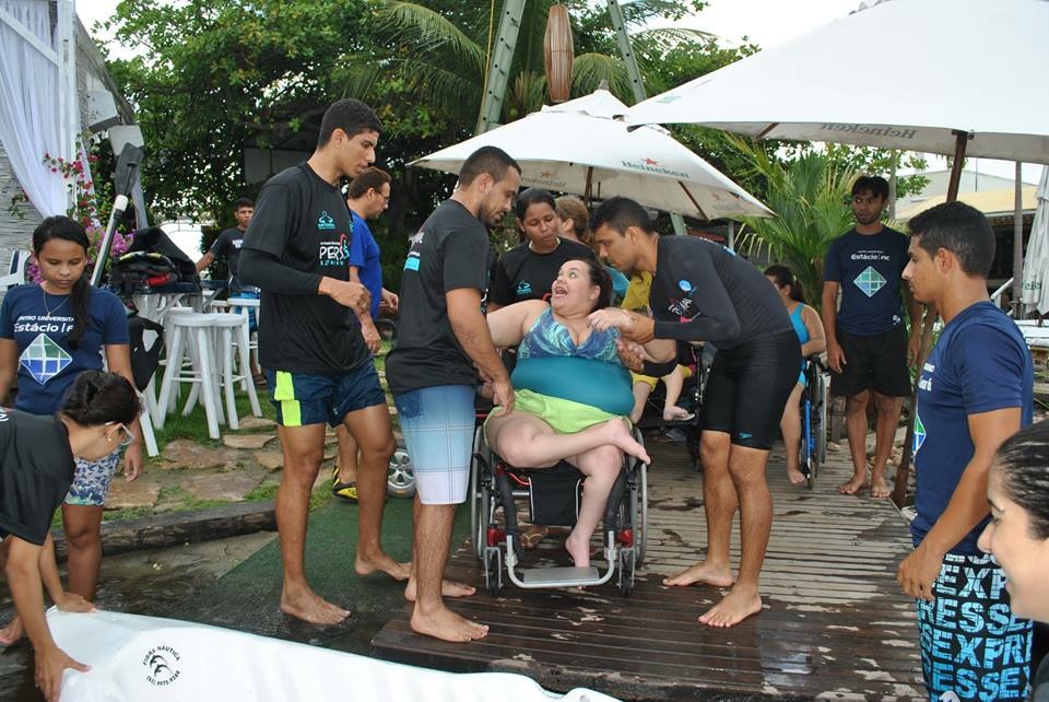 Grupo de voluntários do Projeto Remar em atividade com participantes