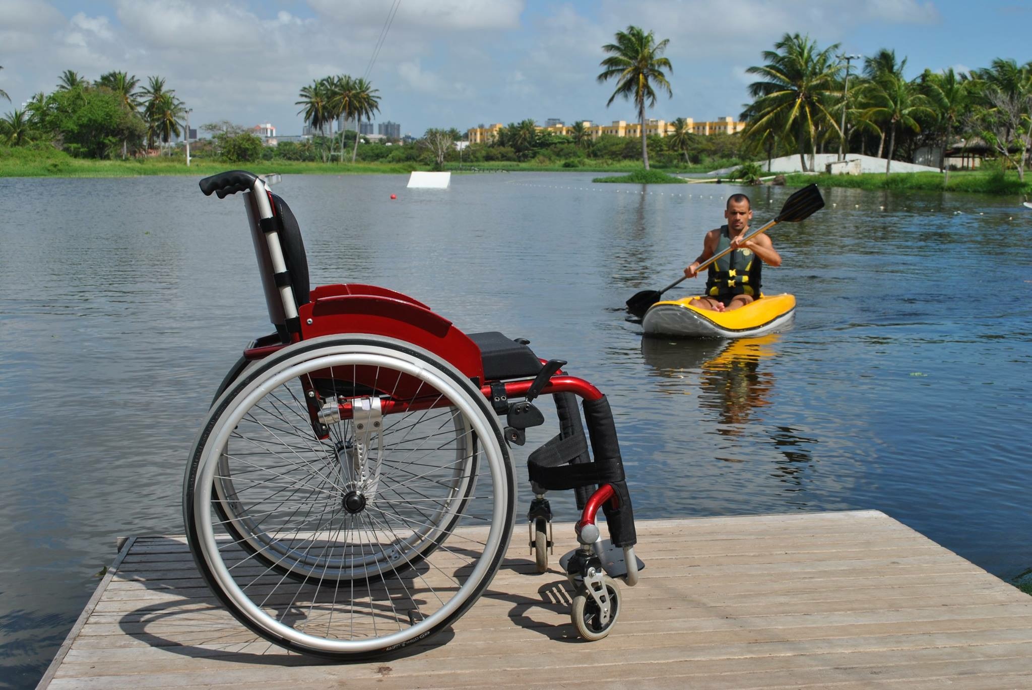 Caiaque adaptado com participante e voluntário do Projeto Remar